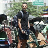 Kalau ini gaya liburan Raphael Maitimodi Indonesia. Kasual tapi tetap stylish dengan warna tas dan celana pendek yang senada. (Foto: Instagram/@raphaelmaitimo)