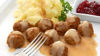 Bola-bola daging khas Swedia yang jadi menu IKEA bernama swedish meat ball. Cara membuatnya tidak sulit, bisa dimakan dengan mashed potatoes. Untuk membuat bola dgaing, saus dan kentangnya bisa lihat resep ini. Foto: iStock