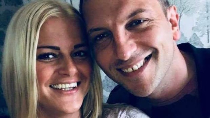 Gemma Heap dan pasangannya Phillip Mycock mesum di pesawat