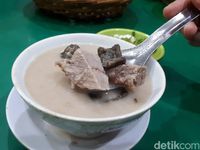 Coto Daeng Sirua: Nikmatnya Coto Makassar Kuah Putih Isi Daging hingga Paru
