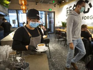 Cegah Virus Corona, Beijing Larang Warganya Makan Saling Berhadapan di Restoran