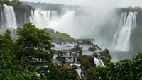 Air Terjun Iguazu menampilkan wisata alam yang sangat asri.