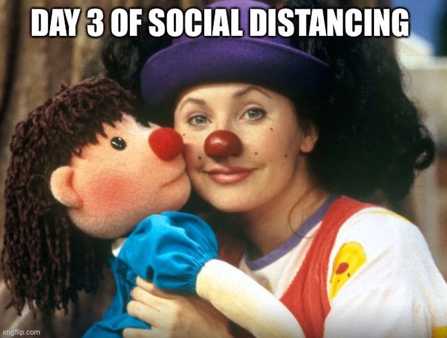 Ini yang terjadi setelah tiga hari melakukan social distancing. Melakukan hal tak penting agar tak bosan. Foto: Istimewa