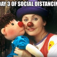 Ini yang terjadi setelah tiga hari melakukan social distancing. Melakukan hal tak penting agar tak bosan. Foto: Istimewa