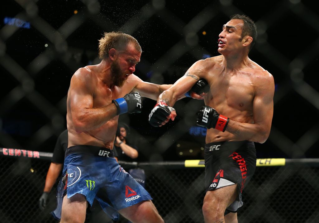 Tony Ferguson (kanan)