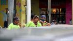 Aktivitas Porter Tanah Abang yang Hilir Mudik Berburu Rezeki
