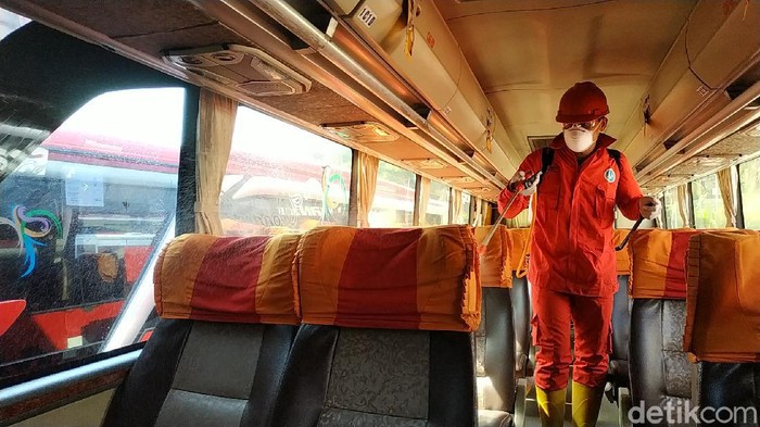 Banyak cara dilakukan untuk mencegah penularan virus corona. Salah satunya dilakukan di terminal bus Pacitan.