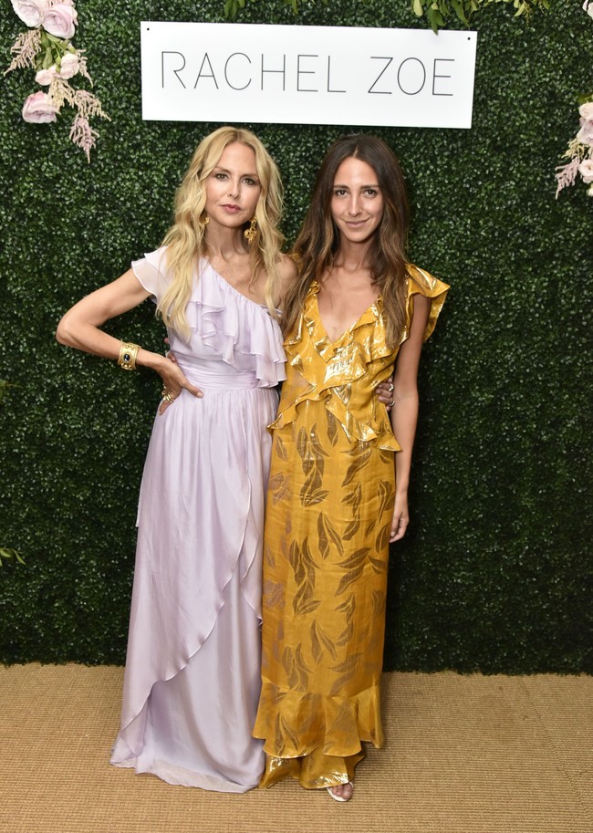 Arielle Charnas juga berteman dengan stylist selebriti kondang Rachel Zoe. Mereka bahkan bergaya kembaran saat menghadiri acara yang digelar Rachel. (Foto: Getty Images)