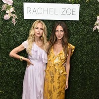 Arielle Charnas juga berteman dengan stylist selebriti kondang Rachel Zoe. Mereka bahkan bergaya kembaran saat menghadiri acara yang digelar Rachel. (Foto: Getty Images)
