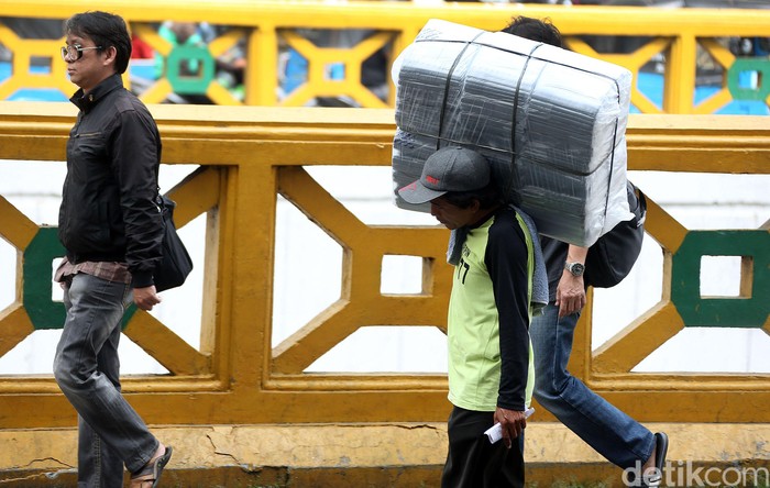 Porter di Kawasan Pasar Tanah Abang Porter atau kurir angkut barang kerap ditemukan di kawasan Pasar Tanah Abang. Para porter itu siap sedia bantu pengunjung angkut beragam barang belanjaan mereka
