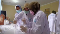 Amelia Herli (24) mahasiswa Farmasi saat ditemui detikcom di Laboratorium UBP Karawang, Kamis (19/3/2020) mengatakan, di tengah pademi corona saat ini, hand sanitizer adalah barang yang sedang dicari. Namun sayangnya, barang itu sedang sulit didapatkan. Alhasil sekira pekan lalu, BEM UBP Karawang berinisiatif membuat hand sanitizer secara mandiri. 