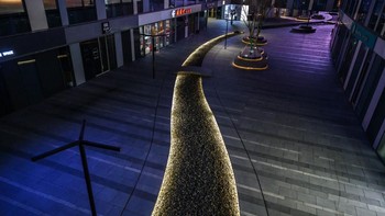 Tempat ini nampak kosong, padahal pusat perbelanjaan di Beijing, China ini sebelumnya selalu sibuk. Di Beijing, social distancing dilakukan secara luas sebagai aturan baru setelah dua bulan pembatasan untuk menghentikan penyebaran penyakit. Foto: Getty Images