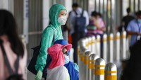Ada pula warga yang mengenakan jaket berbahan plastik saat beraktivitas di kawasan Bandara Internasional Manila, Filipina. AP Photo/Joeal Calupitan