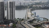 Lockdown membuat banyak ruas jalan utama Malaysia menjadi sepi. Termasuk di Johor Bahru yang memghubungkan dengan Singapura (AP/)
