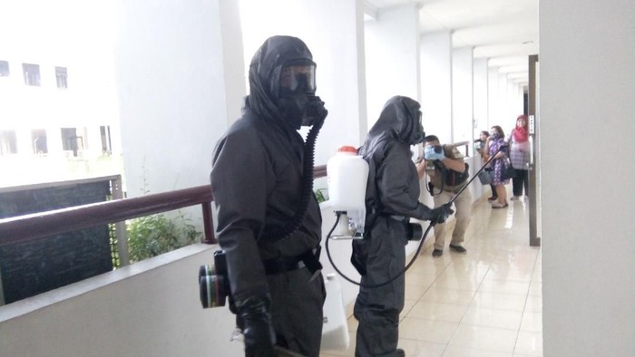 Kantor Wali Kota Medan disemprot disinfektan. (Foto: Ahmad Arfah/detikcom)