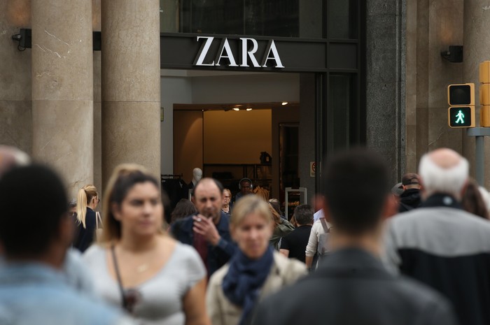 BARCELONA, SPAIN - OCTOBER 20:  People walk past a Zara clothing store on Passeig de Gracia avenue on October 20, 2017 in Barcelona, Spain. As the Catalan independence crisis deepens tourism, which is a vital economic input for the entire region, seems little impacted.  (Photo by Sean Gallup/Getty Images)
