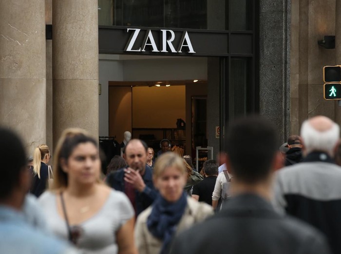 Toko Zara BARCELONA, SPAIN - OCTOBER 20: People walk past a Zara clothing store on Passeig de Gracia avenue on October 20, 2017 in Barcelona, Spain. As the Catalan independence crisis deepens tourism, which is a vital economic input for the entire region, seems little impacted. (Photo by Sean Gallup/Getty Images)