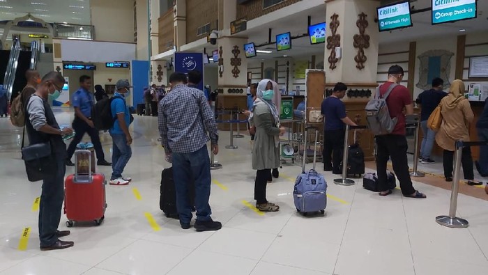 Bandara SIM Aceh pasang garis kuning.