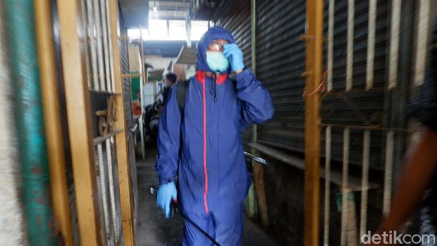 Corona Pandemik, Seluruh Pasar di Kota Bandung Disemprot Disinfektan