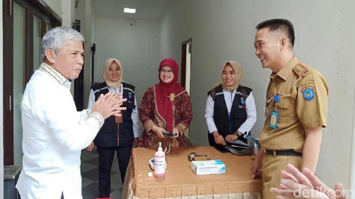 Bupati OKI (baju putih) usai rapat tim Satgas Corona saat berbincang dengan Kepala Dinas Keshatan OKI, Iwan Setiawan.