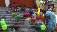 Mengutip dari AP News, sekitar 160 juta warga India (setara dengan jumlah penduduk di Rusia) dari 1,3 miliar total penduduk di sana kesulitan untuk mendapatkan air bersih dalam memenuhi kebutuhan sehari-hari. Persoalan terkait krisis air bersih ini sesungguhnya bukan hal baru di negara tersebut. Namun, kondisi itu semakin mendesak usai penyebaran virus Corona kian masif dan telah melanda negara itu. AP Photo/Mahesh Kumar A.