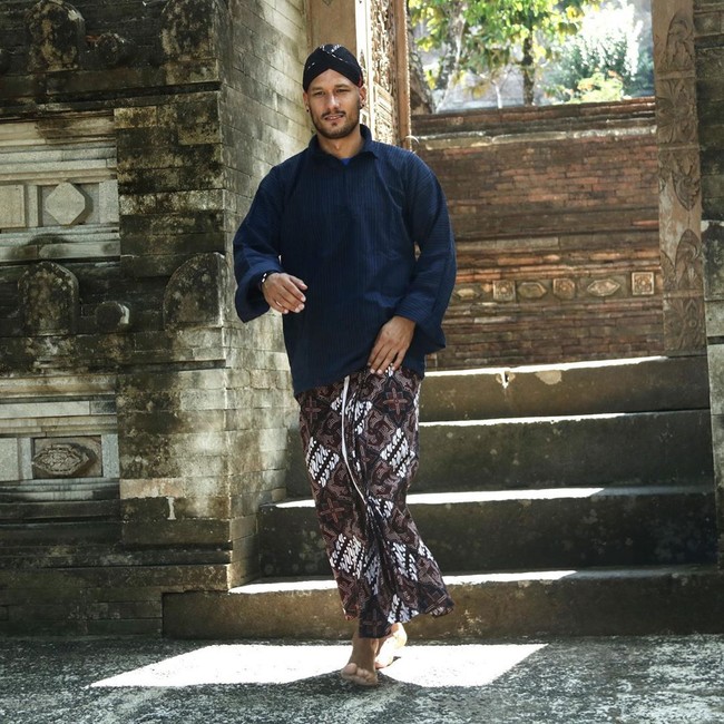 Apa jadinya kalau Raphael pakai baju tradisional khas pria Jawa lengkap dengan blankonnya? Tengok saja gaya dia di foton ini. (Foto: Instagram/@raphaelmaitimo)