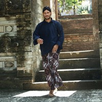 Apa jadinya kalau Raphael pakai baju tradisional khas pria Jawa lengkap dengan blankonnya? Tengok saja gaya dia di foton ini. (Foto: Instagram/@raphaelmaitimo)