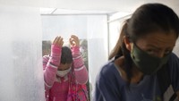 Salah satu langkah pencegahan penyebaran virus Corona lainnya yang dilakukan oleh pemerintah Venezuela adalah dengan melakukan pembatasan wilayah di kawasan Caracas, yang merupakan ibu kota Venezuela.