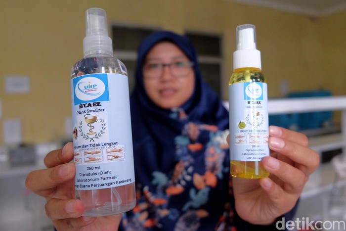 Mahasiswa jurusan farmasi, Universitas Buana Perjuangan (UBP) Karawang sedang membuat cairan pencuci tangan atau hand sanitizer untuk dibagikan ke masyarakat.
