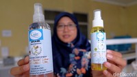Mahasiswa jurusan Farmasi, Universitas Buana Perjuangan (UBP) Karawang sedang membuat cairan pencuci tangan atau hand sanitizer untuk dibagikan ke masyarakat. Sebab, saat ini hand sanitizer di Karawang sudah langka. Masyarakat pun kelimpungan mencari cairan aitiseptik tersebut.
