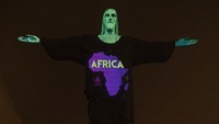 Patung Christ the Reedemer juga turut dihiasi dengan gambar benua Afrika yang turut terdampak penyebaran virus Corona.
