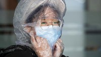 Ragam cara dilakukan warga di Filipina guna melindungi diri virus Corona saat sedang beraktivitas di luar ruangan. Beberapa di antaranya dengan mengenakan masker dan sarung tangan. AP Photo/Aaron Favila.