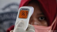 Batas maksimal pengecekan suhu tubuh yang ditetapkan yakni 37 derajat. Bila lebih, maka akan diwawancara terlebih dahulu.