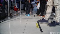Hal itu dilakukan agar penumpang dapat menjaga jarak dengan yang lainnya sebagai upaya penerapan himbauan social distancing untuk menghambat penyebaran virus corona (covid-19) di wilayah Stasiun Pasar Senen.