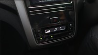 Sementara untuk fiturnya, mobil LCGC ini sudah menggunakan kamera parkir belakang dan kontrol AC digital. Pada fitur keamanan ada pula tambahan ABS dan EBD. Foto: Pool (Daihatsu Indonesia)