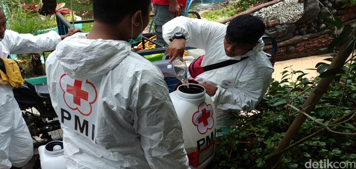 PMI sukabumi siapkan 1 liter ton disinfektan