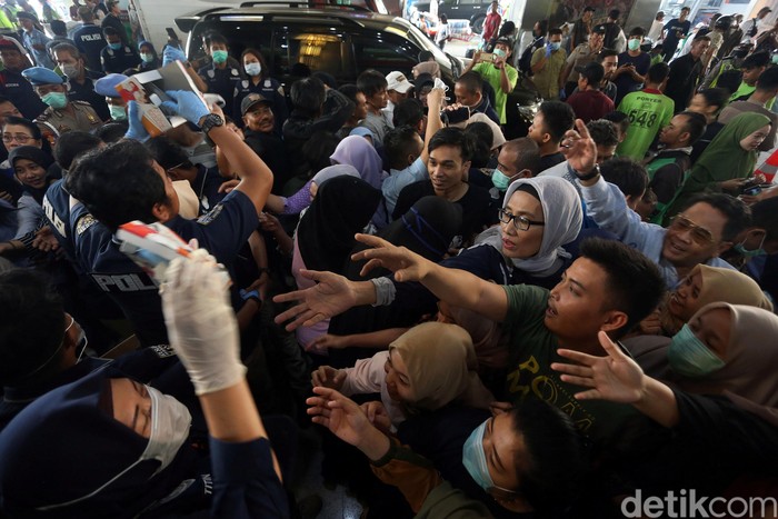 Pusat perbelanjaan di Tanah Abang ramai didatangi warga. Mereka datang untuk mendapatkan masker dan hand sanitizer gratis.