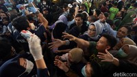 Sejumlah warga tampak berebut mendapatkan masker gratis di Pusat Perbelanjaan Grosir Tanah Abang, Jakarta, Kamis (19/3/2020).
