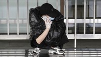 Selain mengenakan jas hujan, ada pula warga yang mengenakan kantung plastik berukuran besar untuk melindungi tubuh saat beraktivitas di luar ruangan. AP Photo/Joeal Calupitan.