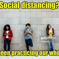 Social distancing sebenarnya sudah diterapkan sejak lama ketika orang-orang yang berkumpul telah sibuk dengan ponselnya masing-masing. Foto: Istimewa