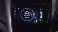 untuk varian 1.0 E dan 1.0 G, mendapatkan penyegaran fitur seperti New AC Knob Design dan New Audio 2DIN yang melengkapi penggunaan New Seat Cover, New Door Trim Design, dan New Combination Meter with Red Accent pada seluruh varian New Agya. Foto: Pool (Youtube/Toyota)