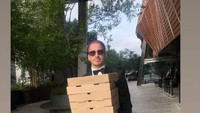 Pria yang sukses memproduseri lagu Senorita milik Shawn Mendez dan Camila Cabello ini dikabarkan positif virus corona. Sebelum dikabarkan terjangkit COVID-19 begini serunya Watt yang memesan 10 box pizza untuk dinikmati. Foto: Instagram @thisiswatt