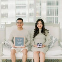 Influencer dan YouTuber Arief Muhammad dan istrinya Tipang, menggalang dana untuk melawan virus Corona melalui platform Kitabisa. Arief dan Tipang memilih mengumpulkan donasi untuk mereka yang tidak mampu dan terdampak akibat virus Corona ini. Subsidi silang dari yang lebih mampu, ke yang enggak mampu, demikian kata mereka. Sampai hari ini Kamis (19/3/2020), donasi yang dilakukan Arief dan Tipang sudah mencapai lebih dari Rp 1,4 miliar. Nantinya hasul pengumpulan dana itu akan dibelikan sembako dan kebutuhan pokok lainnya untuk masyarakat kecil di daerah rawan terinfeksi corona. Dan memberi akses kesehatan bagi masyarakat untuk pengecekan dan pengobatan. Foto: Dok. Instagram @tiarapangestika