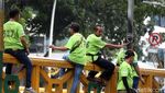 Aktivitas Porter Tanah Abang yang Hilir Mudik Berburu Rezeki