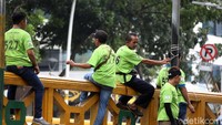 Tampak para porter menanti adanya anteran barang ke kios ekpedisi di kawasan Pasar Tanah Abang, Jakarta.