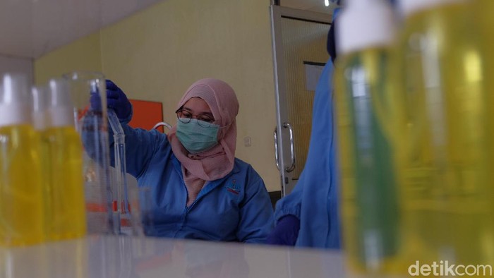 Mahasiswa Karawang Bikin Hand Sanitizer