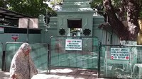 Traveler yang mau berwisata religi di Surabaya bisa berziaraj ke makan Sunan Ampel, lokasinya berdekatan di Kompleks Masjid Ampel di Jalan Ampel Masjid No 53, Kota Surabaya (Amir Baihaqi)