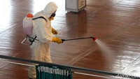 Ia menyebut, satu galon disinfektan yang dibawa petugas dengan ukuran kurang lebih 10 liter bisa digunakan untuk luas lahan 100 meter persegi.