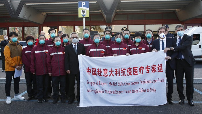 Tim Medis dari China Tiba di Italia Tim medis dari China tiba di Bandara Malpensa Milan, Italia, pada Rabu (18/3/2020) waktu setempat.