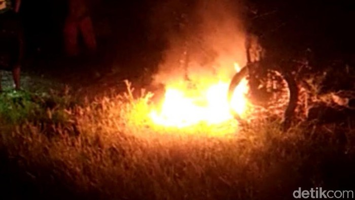 Pria Ini Dihajar, Motor Habis Dibakar